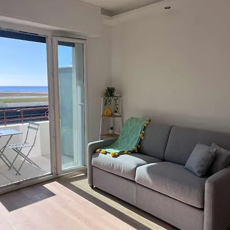 Stylish & Bright Studio, 2 Min Sea, 5 Min Airport Apartment *