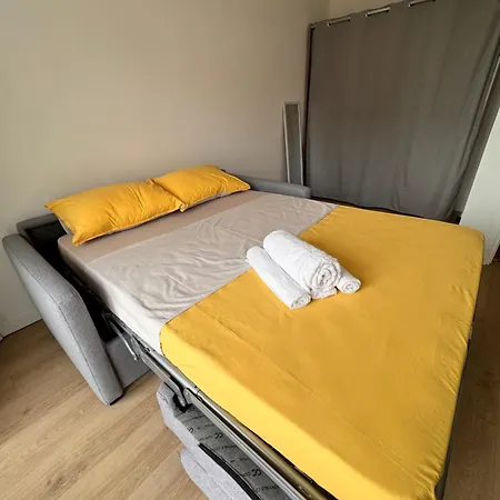 Stylish & Bright Studio, 2 Min Sea, 5 Min Airport Apartment *