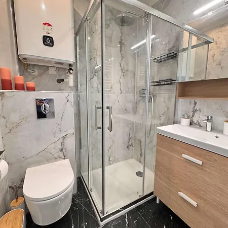 Apartment Stylish & Bright Studio, 2 Min Sea, 5 Min Airport