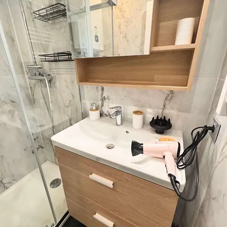 Apartment Stylish & Bright Studio, 2 Min Sea, 5 Min Airport *