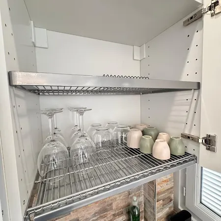 Stylish & Bright Studio, 2 Min Sea, 5 Min Airport